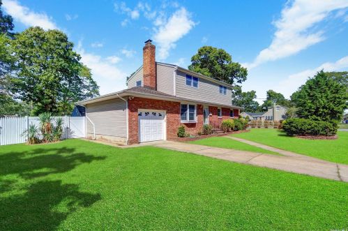 439 Oak Neck Rd, West Islip, NY 11795-3618