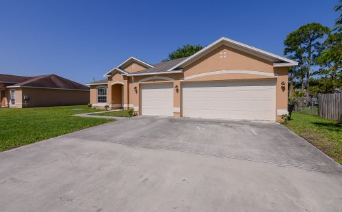 658 Curry St, Fort Pierce, FL 34983-1925