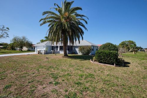 200 Highview Ave, Lehigh Acres FL  33936-7045 exterior