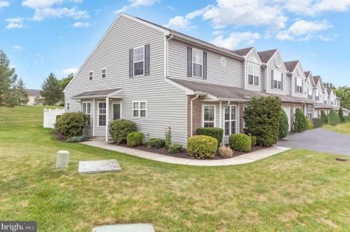 132 Peregrine Ln, Hummelstown PA  17036-8846 exterior