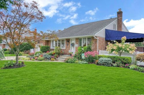 32 Silber Ave, Bethpage, NY 11714-1322