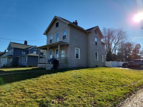 236 Grove St, East Berlin, CT 06023-1113