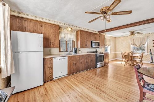 186 Margherita Lawn, Stratford CT  06615-7546 exterior