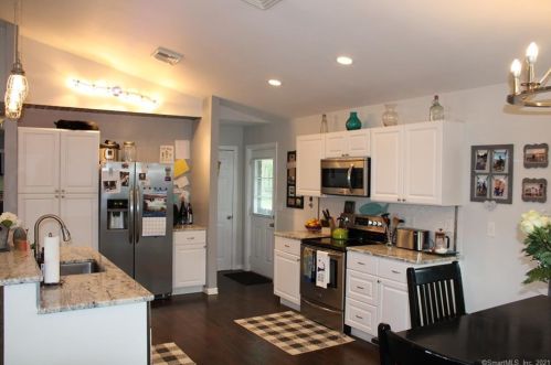 12 Willowledge Cir, Waterbury, CT 06704-1158