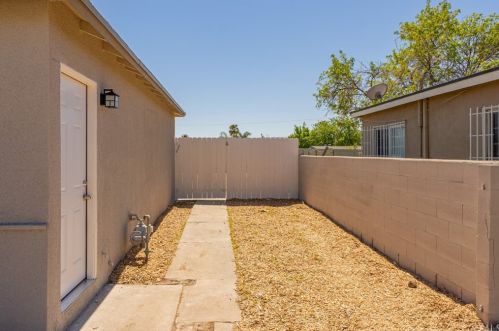 643 Mckinley St, Rialto CA  92376-6057 exterior