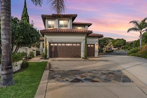 1040 Van Nuys St, San Diego, CA 92109-1208