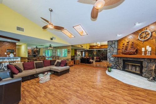 5916 Riverlawn Ct, Tarpon Springs, FL 34690-2526