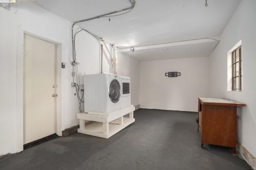 1 Kingsland Pl, Oakland CA  94619-2608 exterior