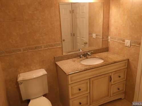 26 Lee St, Elmwood Park NJ  07407-1519 exterior