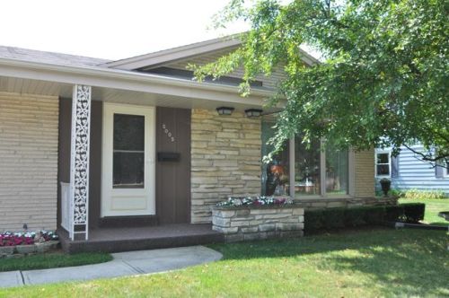 5005 Surrey Ln, Greendale, WI 53129-2020