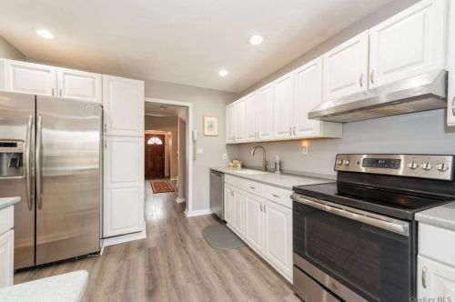 1049 Melissa Ln, North Bellmore NY  11710-1743 exterior