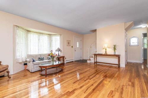 305 9th Ave, Elwood NY  11731-2127 exterior