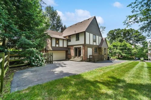 3911 Devonshire Dr, Cincinnati OH 45226-1301 exterior