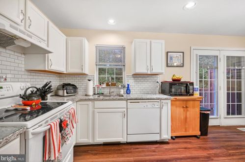 28 Deep Holw Ln, Lancaster PA  17603-7418 exterior