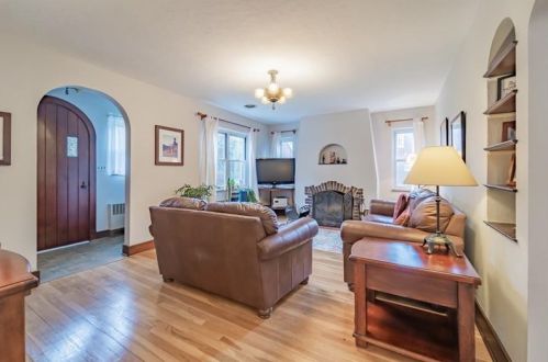 114 Rosewood Dr, Glenshaw, PA 15116-2612