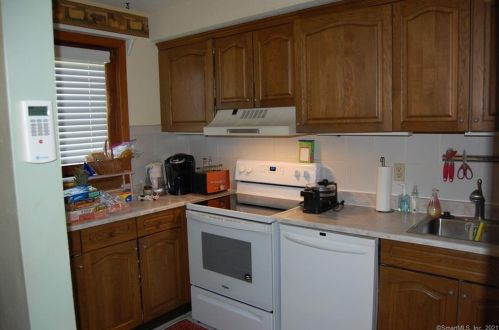 71 Courtland Dr, Groton, CT 06340-3852
