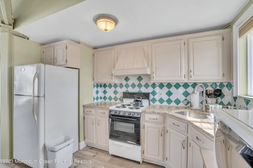 406 Eisenhower Ave, Pelican Island NJ  08751-1625 exterior