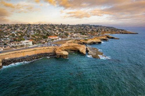 4438 Pescadero Ave, San Diego CA 92107-3629 exterior