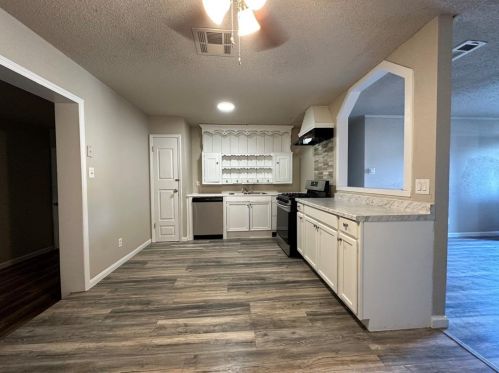 6204 Dove Springs Cir, Austin TX  78744-4334 exterior