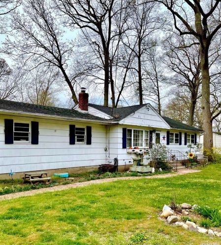 62 Juniper Rd, San Remo, NY 11754-3037
