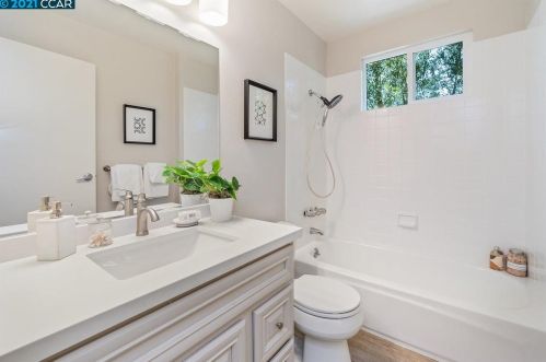 1347 26 St, Oakland CA 94606-3243 exterior