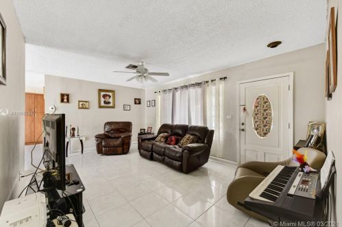 864 71st St, Hialeah, FL 33014-5241