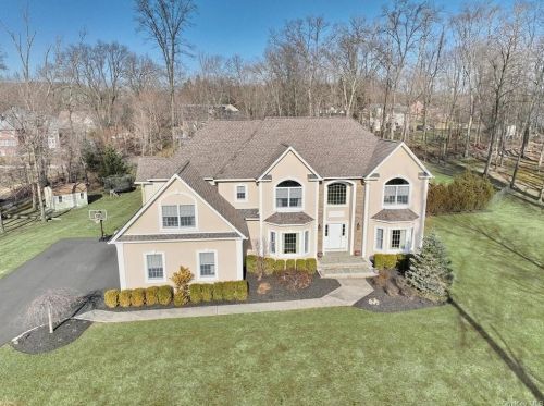 18 Grist Mill Ct, Airmont, NY 10901-2915