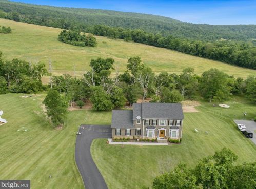 35264 Greyfriar Dr, Round Hill, VA 20141-2396