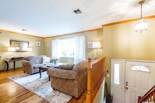 57 Lyon Pl, Lynbrook, NY 11563-2420