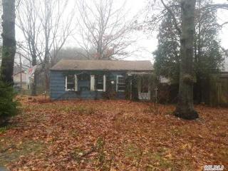 84 Lincoln Rd, Gordon Heights NY  11763-2258 exterior