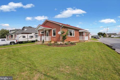 1 Arlington Dr, Dauberville PA  exterior