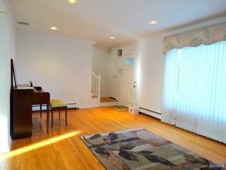 557 Monroe Ct, River Edge NJ  07661-1332 exterior
