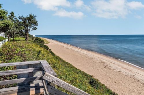 36 Brant Rock Rd, Mashpee MA 02649-4761 exterior