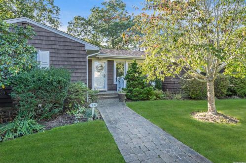 130 Lewis Rd, East Quogue, NY 11942-4123