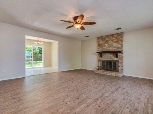 11816 Eubank Dr, Austin TX  78758-3945 exterior