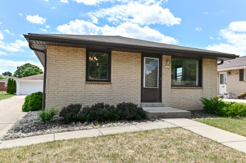 2247 Carpenter Ave, Milwaukee, WI 53221-2952