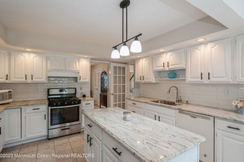 328 Main St, Middletown NJ  07748-5938 exterior