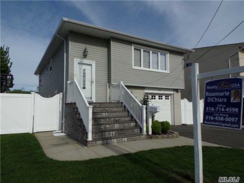 2301 Mattituck Ave, Seaford, NY 11783-3138