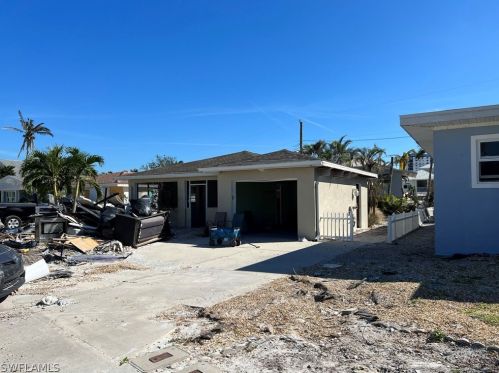 136 Hercules Dr, Fort Myers Beach, FL 33931-3830