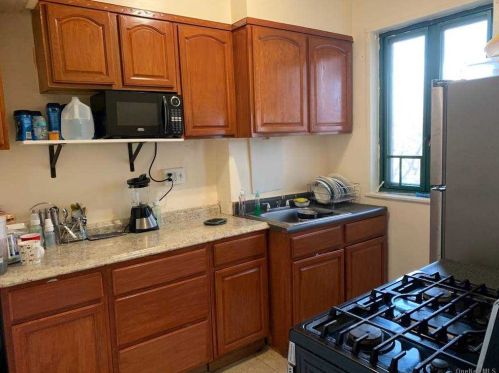 1541 Metropolitan Ave, Bronx, NY 10462-6174