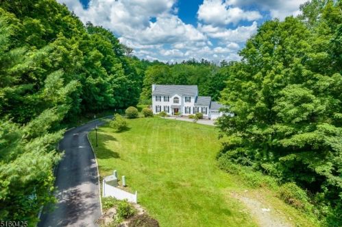 1 Jacobs Rd, West Milford Lakes, NJ 07480-2527