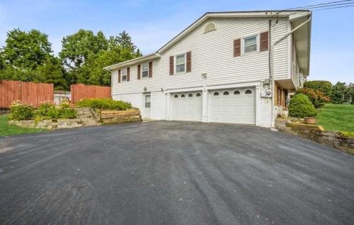 157 Meadow Ln, Poughkeepsie, NY 12603-3277