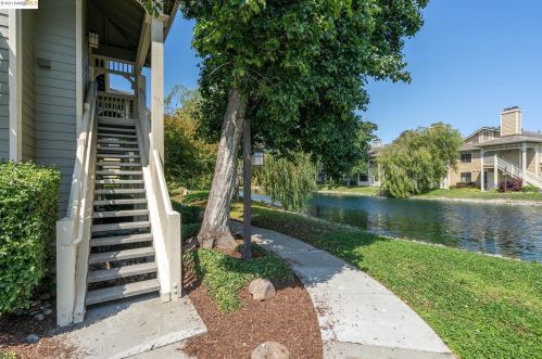 228 Lakeshore Ct, Richmond, CA 94804-7425