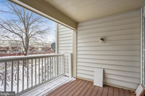 8216 Catbird Cir, Lorton VA  22079-4662 exterior