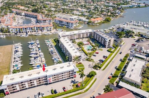 801 River Point Dr, Naples, FL 34102-3453