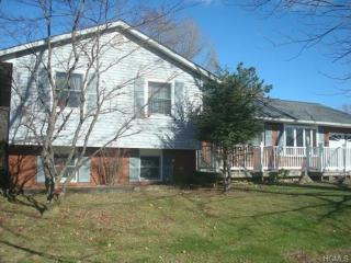 1 Linda Ann Dr, Wallkill, NY 12589-4011