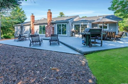 15 Frost Valley Rd, Mount Sinai NY  11766-1401 exterior