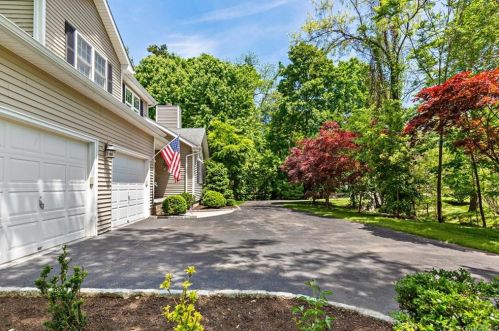 4 Drake Ln, White Plains, NY 10607-2216