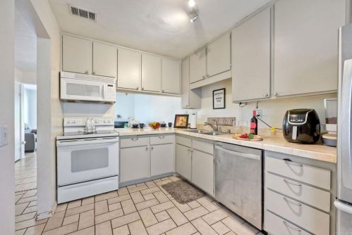 9230 Carlton Oaks Dr, Santee CA  92071-2308 exterior