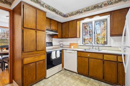 542 Forest St, Hartford CT  06118-2035 exterior